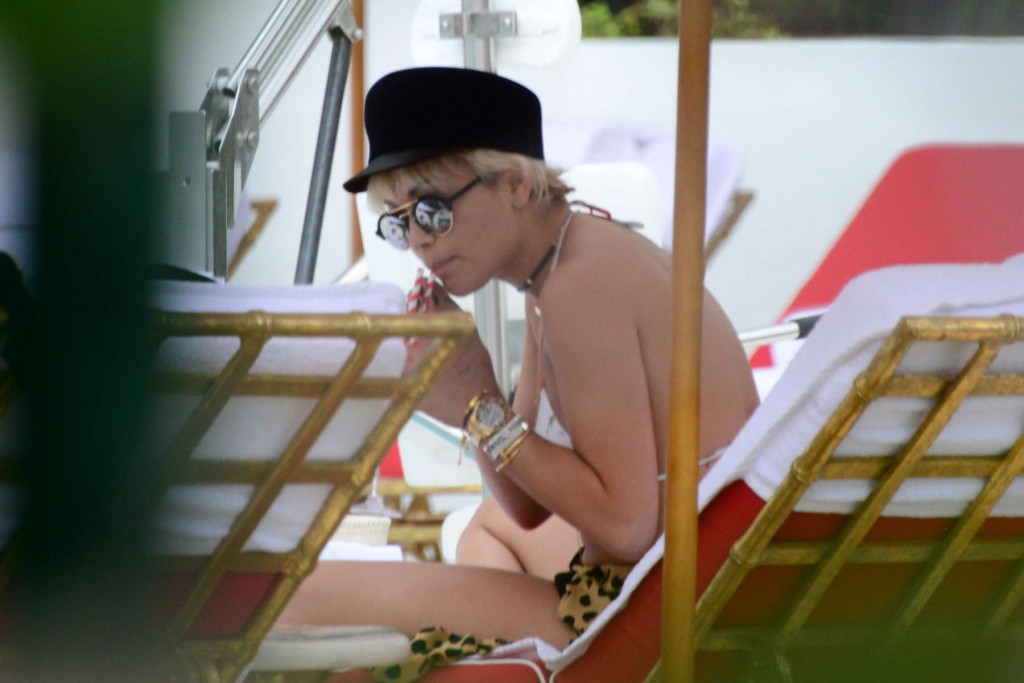 Rita-Ora-in-a-Bikini-17