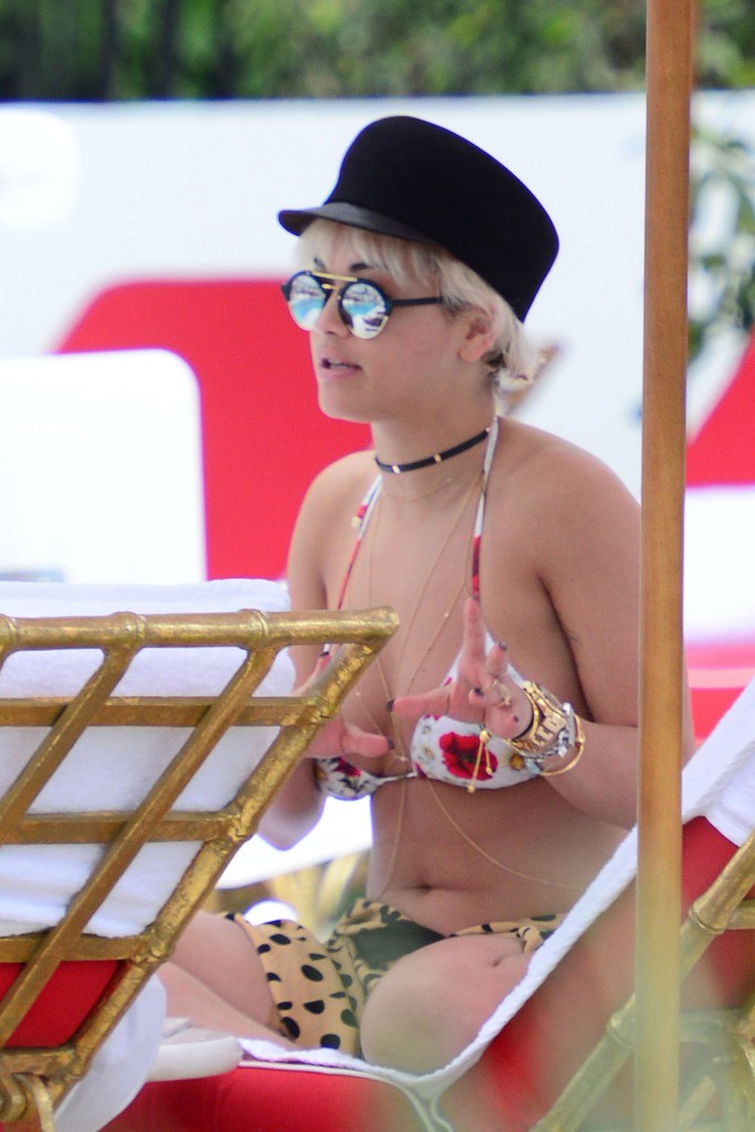 Rita-Ora-in-a-Bikini-22