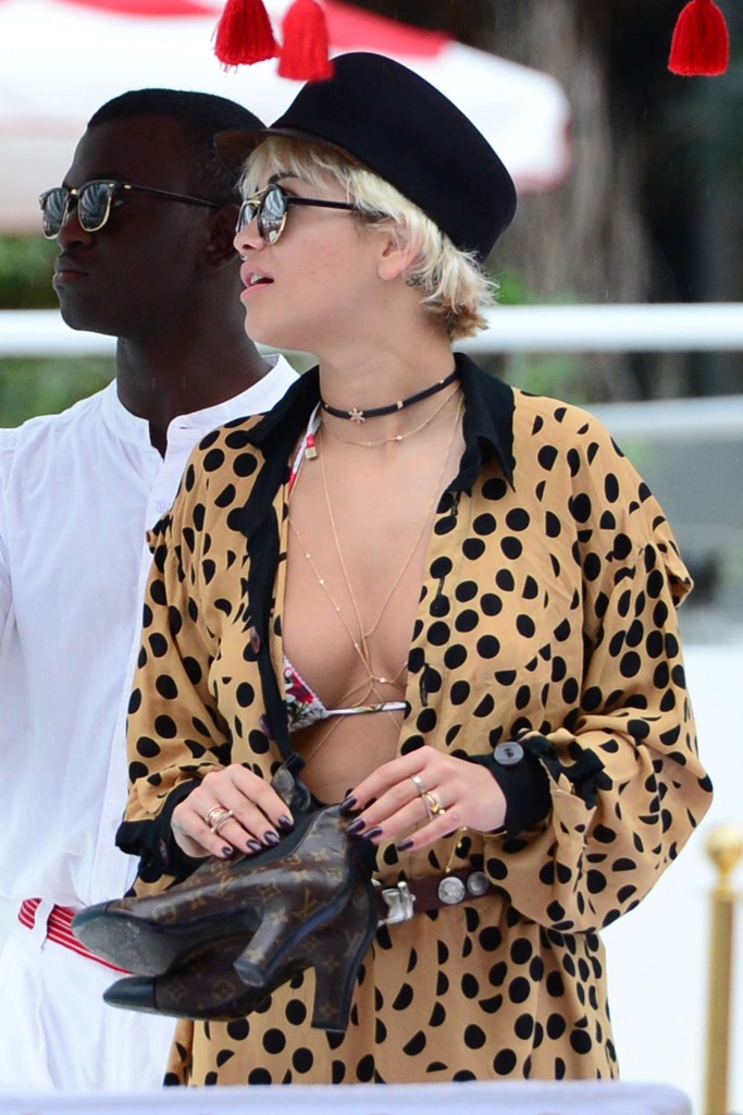 Rita-Ora-in-a-Bikini-28