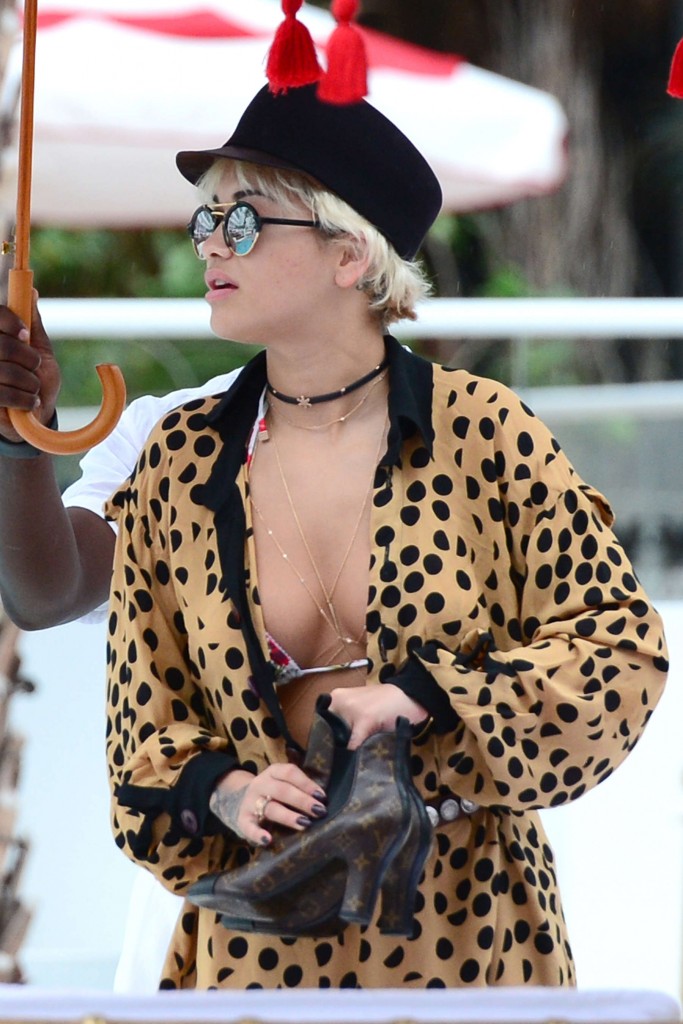 Rita-Ora-in-a-Bikini-38