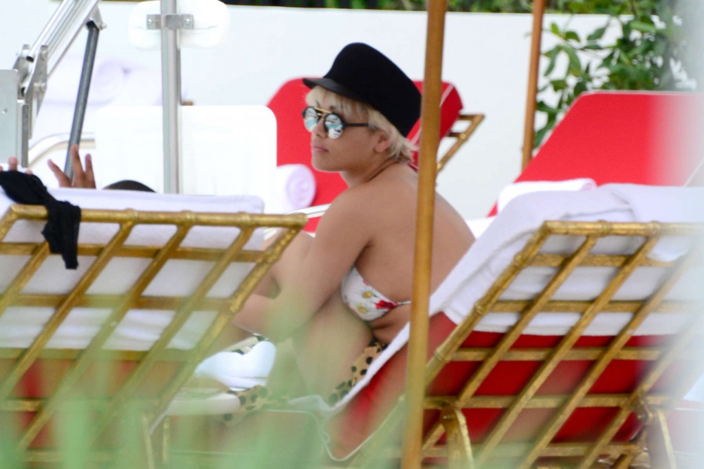 Rita-Ora-in-a-Bikini-4