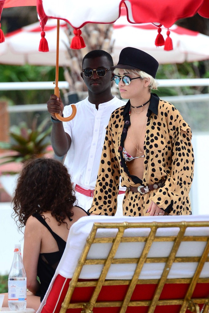 Rita-Ora-in-a-Bikini-7