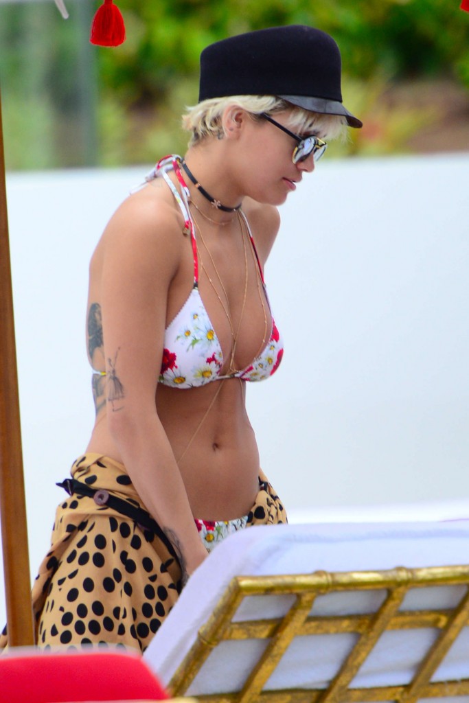 Rita-Ora-in-a-Bikini-9