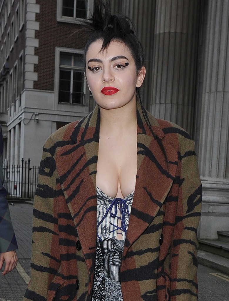 Charli-XCX-Cleavage-2