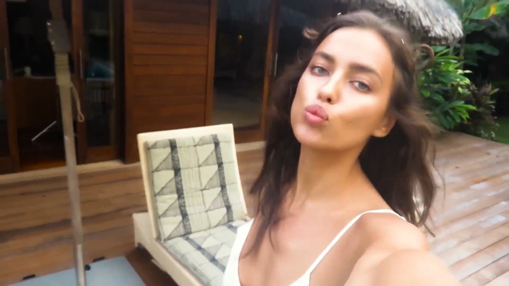 Irina-Shayk-Sexy-Topless-Uncovered-3