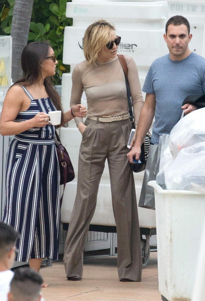 Kate-Hudson-Braless-11