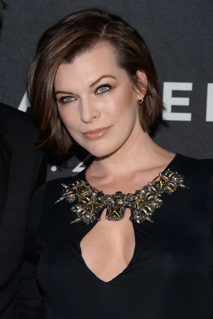 Milla-Jovovich-Braless-11