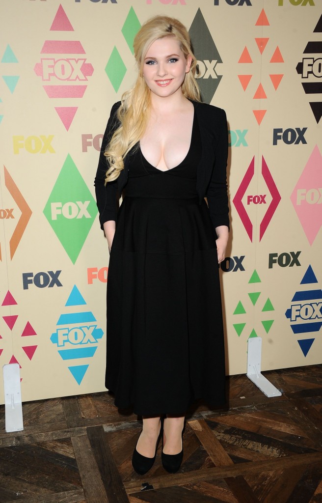 Abigail Breslin Cleavage 10