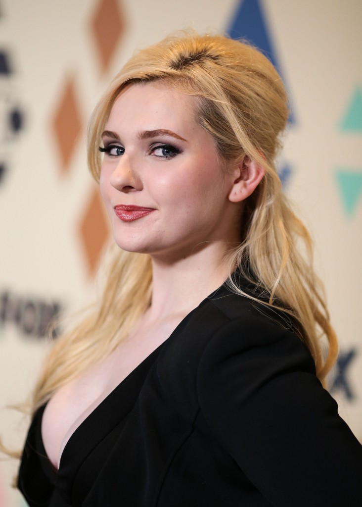 Abigail Breslin Cleavage 22