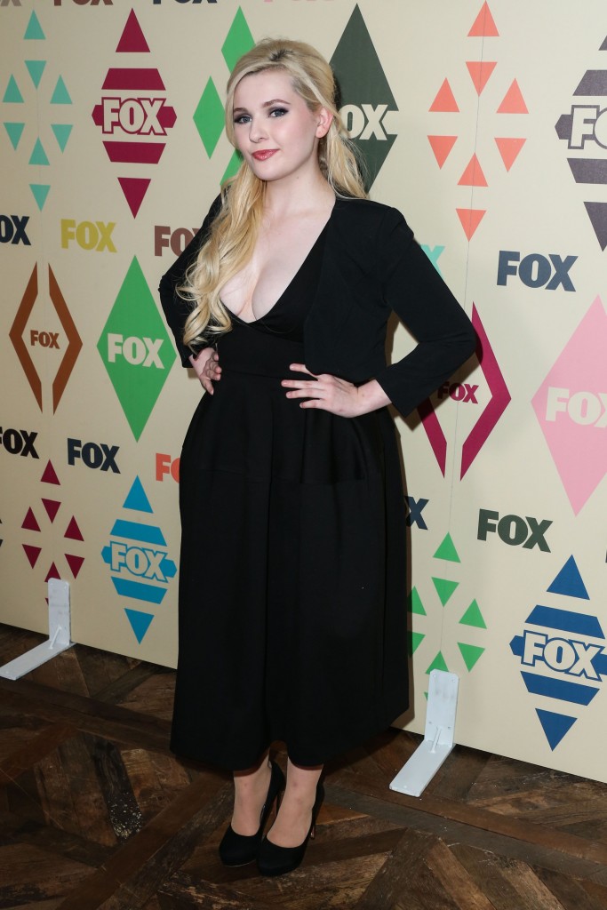 Abigail Breslin Cleavage 24