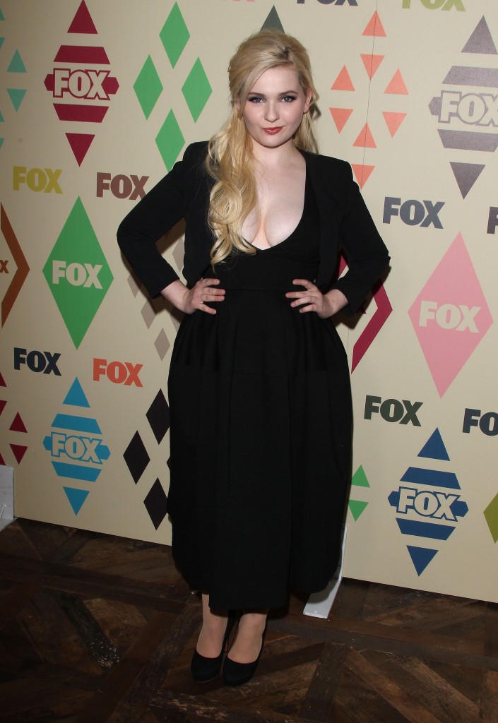 Abigail Breslin Cleavage 27