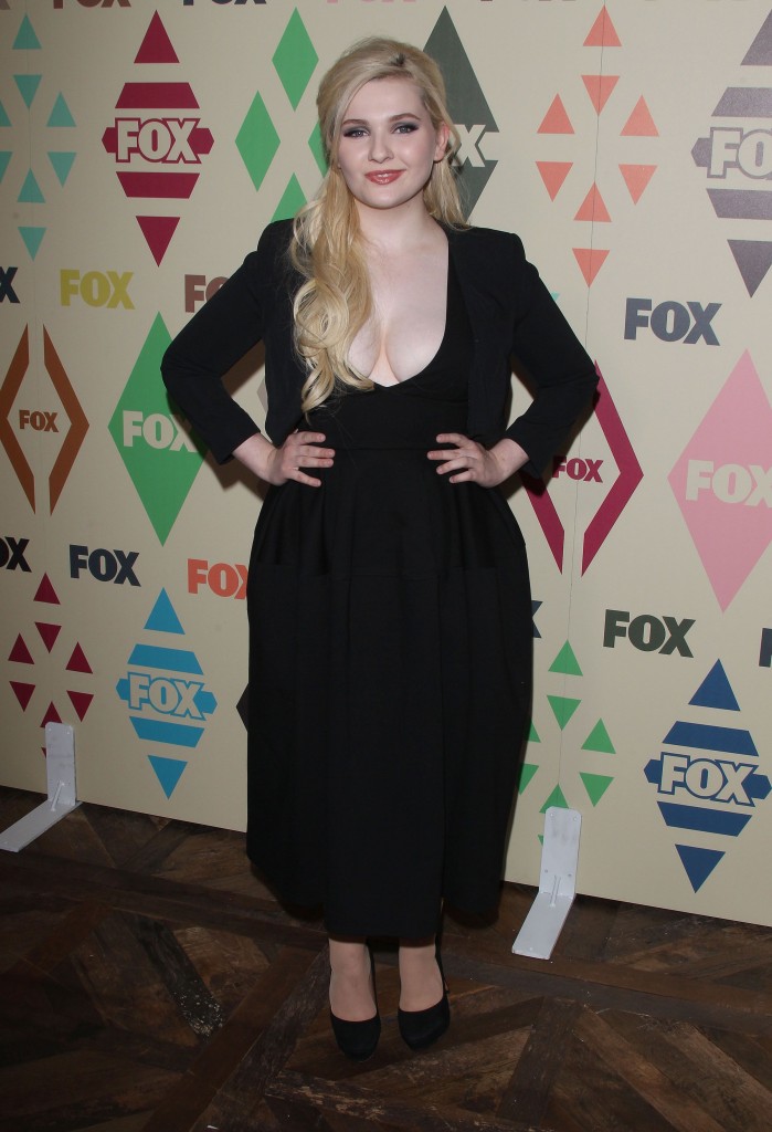 Abigail Breslin Cleavage 29