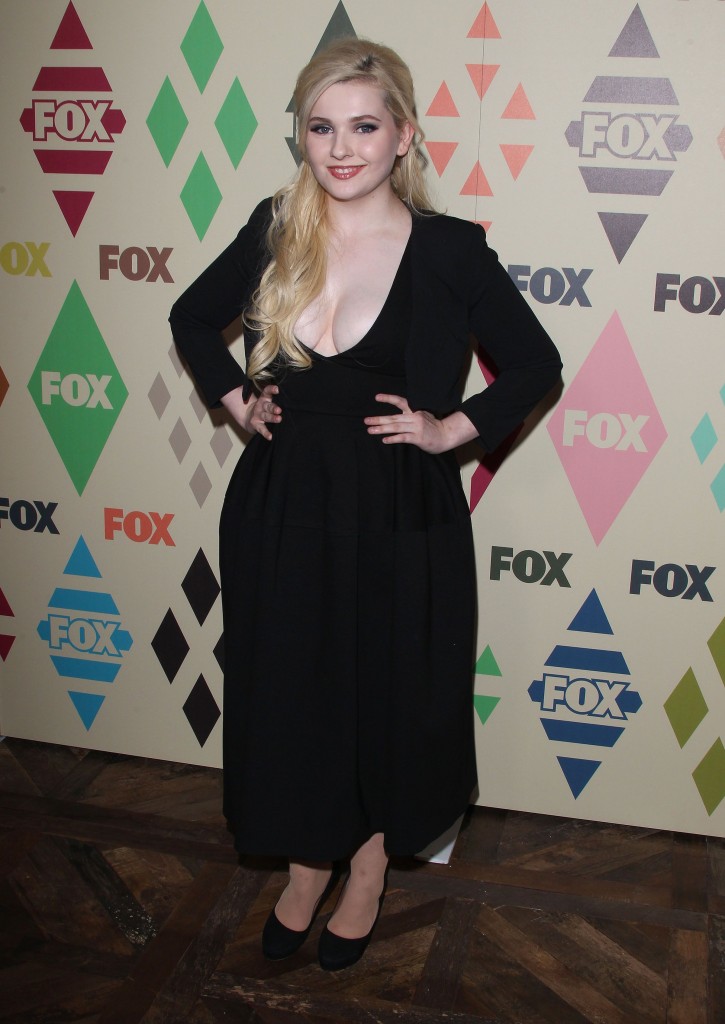 Abigail Breslin Cleavage 30