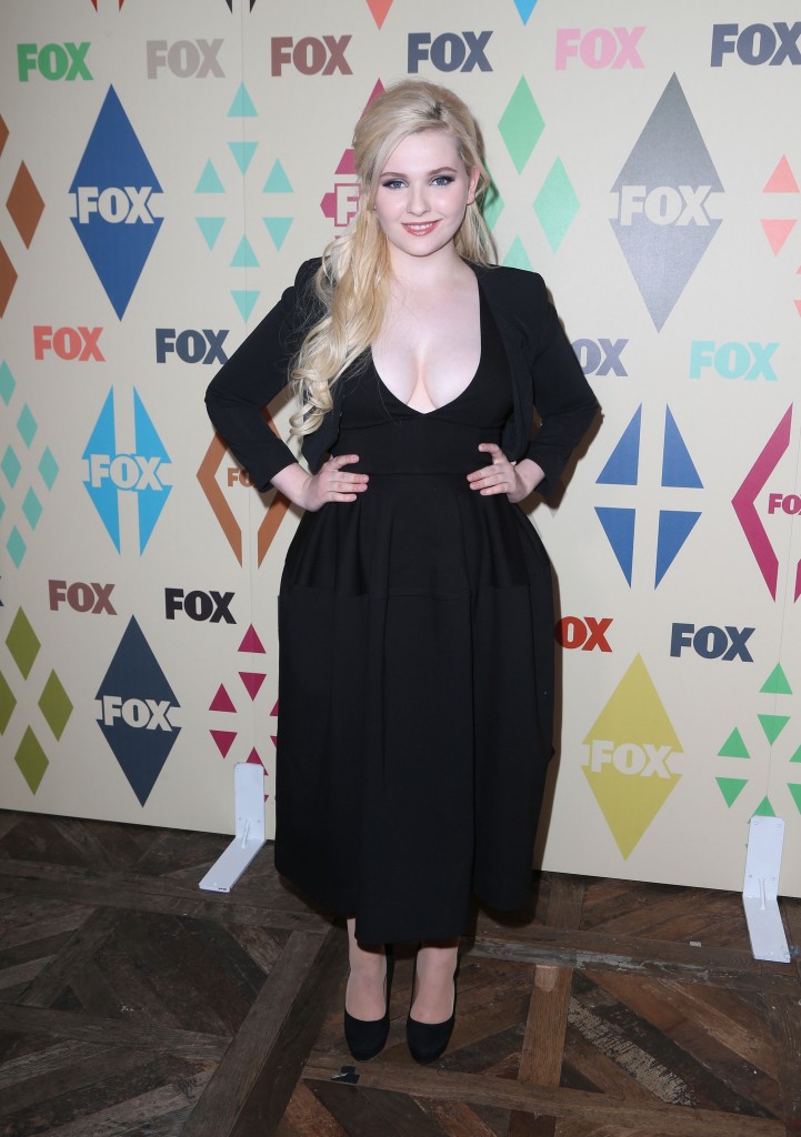 Abigail Breslin Cleavage 43