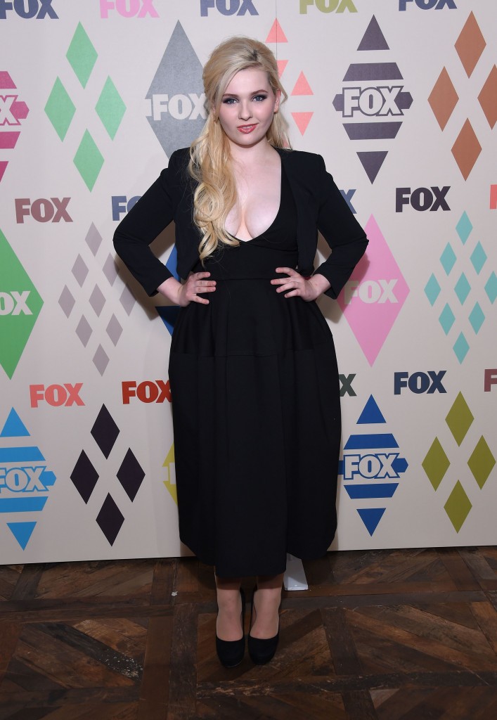 Abigail Breslin Cleavage 5