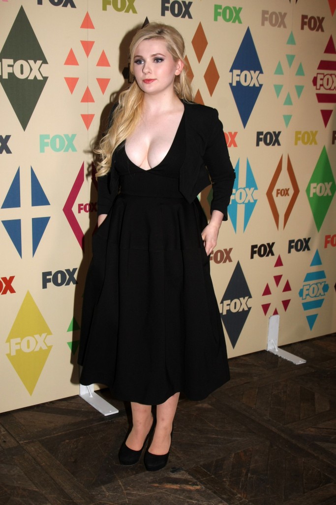 Abigail Breslin Cleavage 61