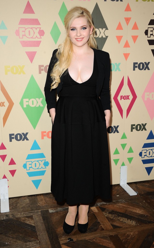 Abigail Breslin Cleavage 7