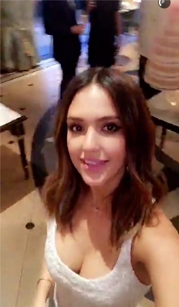 Jessica Alba Cleavage-Snap-2