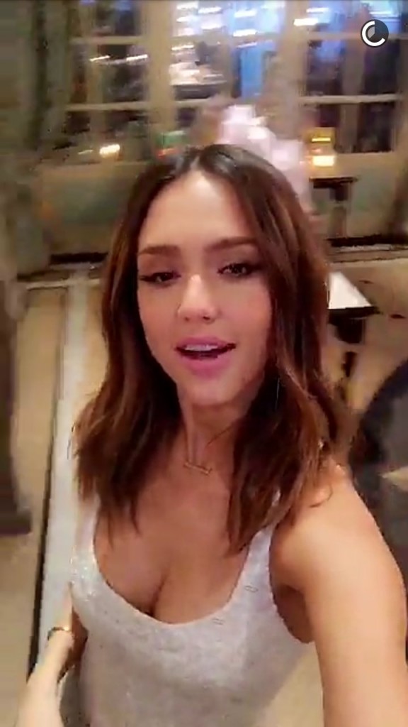 Jessica Alba Cleavage-Snap-3