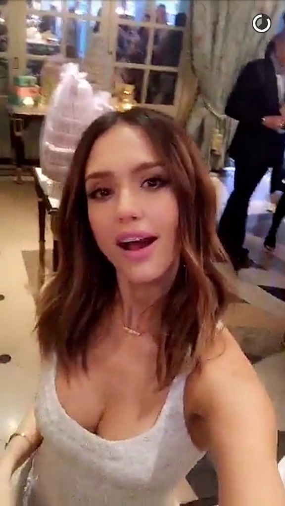 Jessica Alba Cleavage-Snap-5