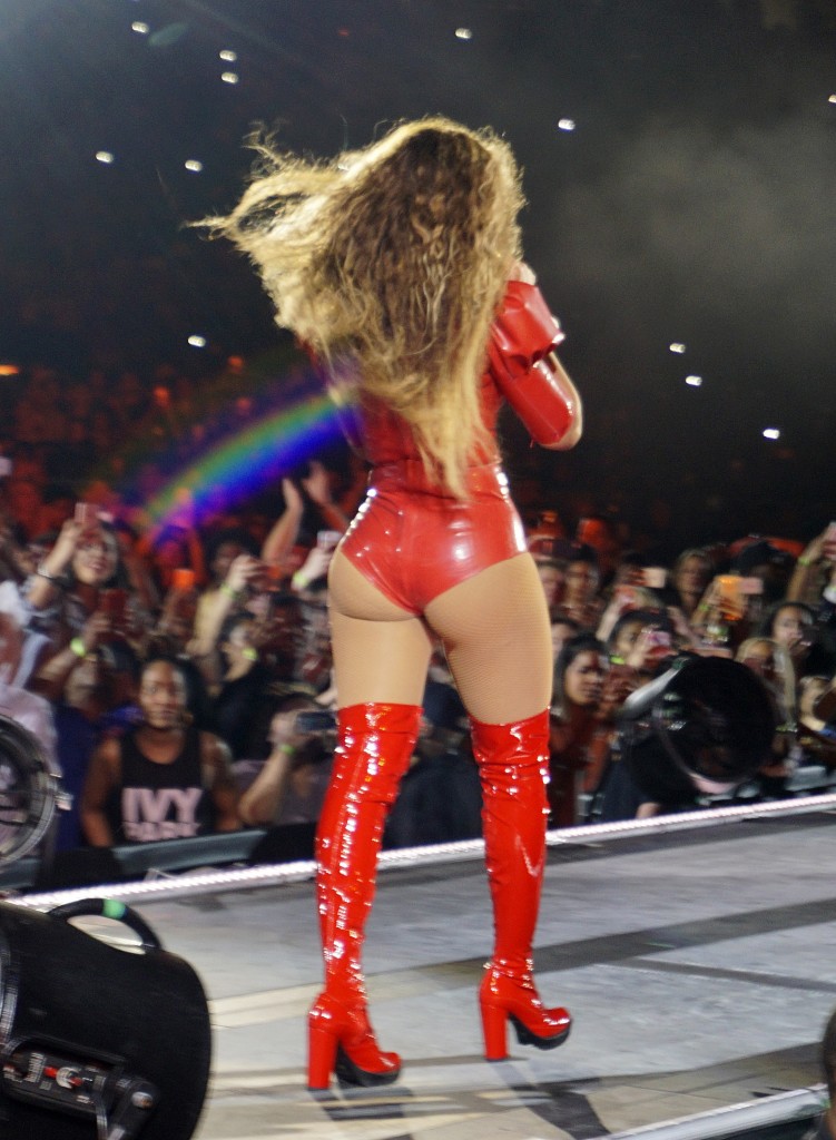 207117 INF/Starface 2016-04-27 Florida Miami Etats-Unis Premier concert de Beyonce après la sortie de son nouvel album "Lemonade". EXCLUSIVE TO INF. April 27, 2016: After some controversy surrounding her "Lemonade" album, Beyonce performs during the first stop on her Formation World Tour at Marlins Park in Miami. The superstar wore a nuber of sexy outfits throughout the concert, including a red vinyl corset and knee high boots combination, and even went barefoot during one of the final songs. EXCLUSIVE Knowles, Beyonce ("Destiny's Child")