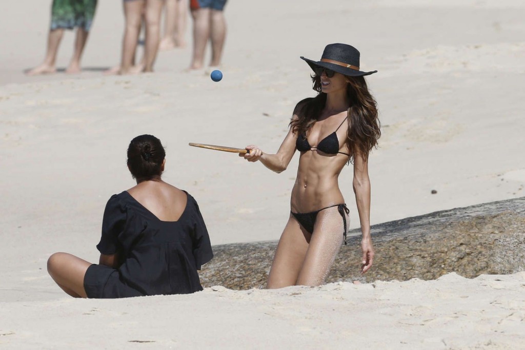 Izabel Goulart Sexy 16