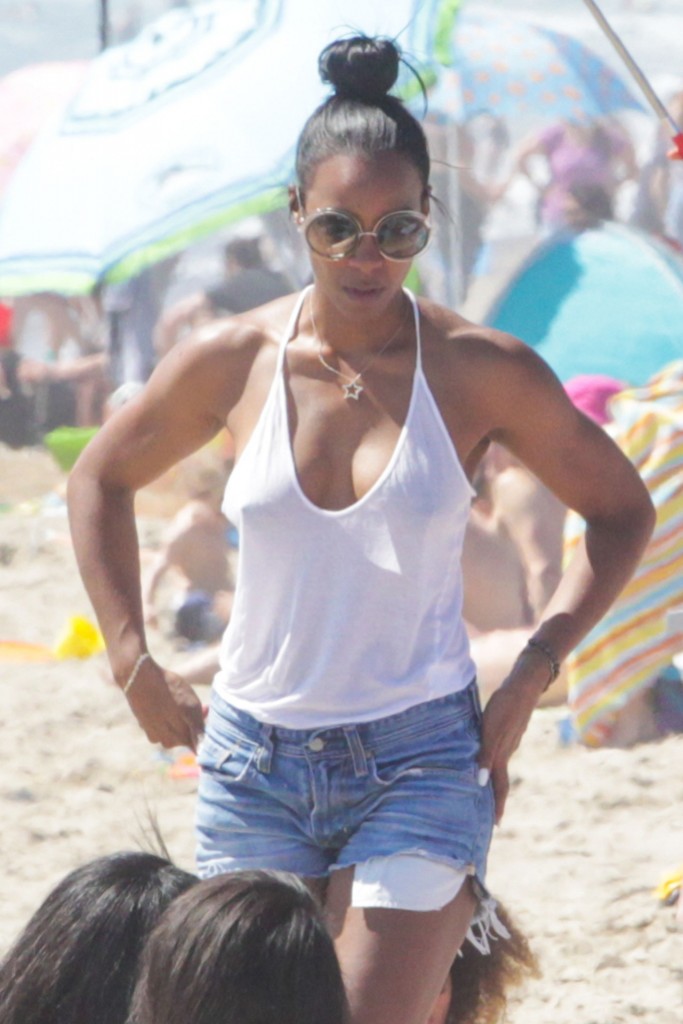 Kelly Rowland Braless 24