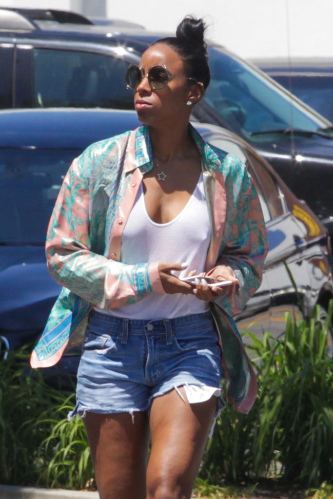 Kelly Rowland Braless 3