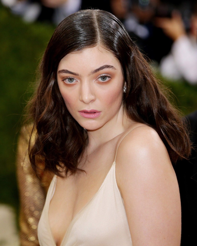 Lorde Braless 4