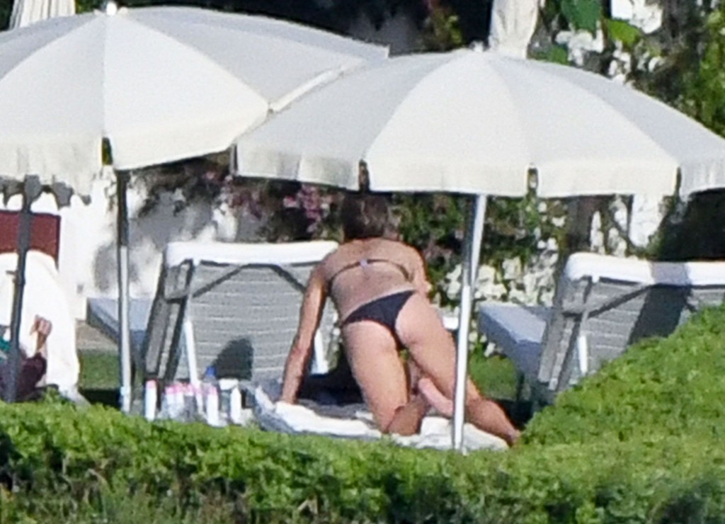 Jennifer Aniston Sexy & Topless 2
