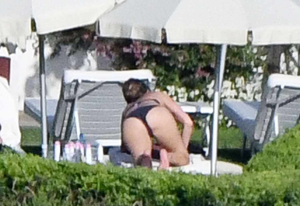 Jennifer Aniston Sexy & Topless 28