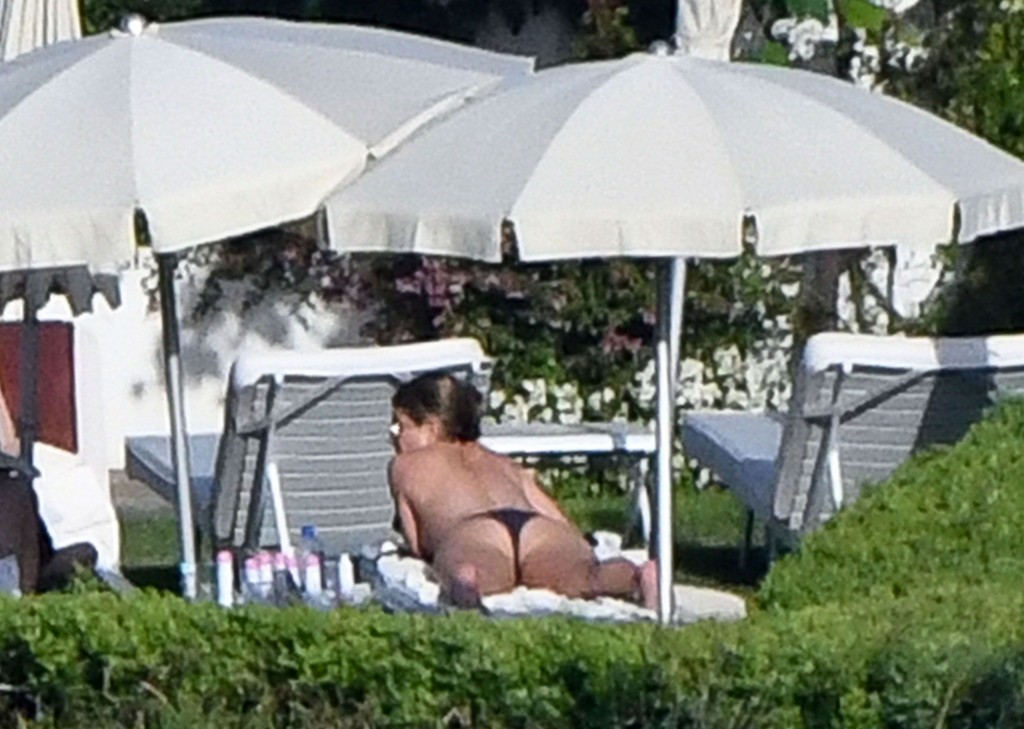 Jennifer Aniston Sexy & Topless 4