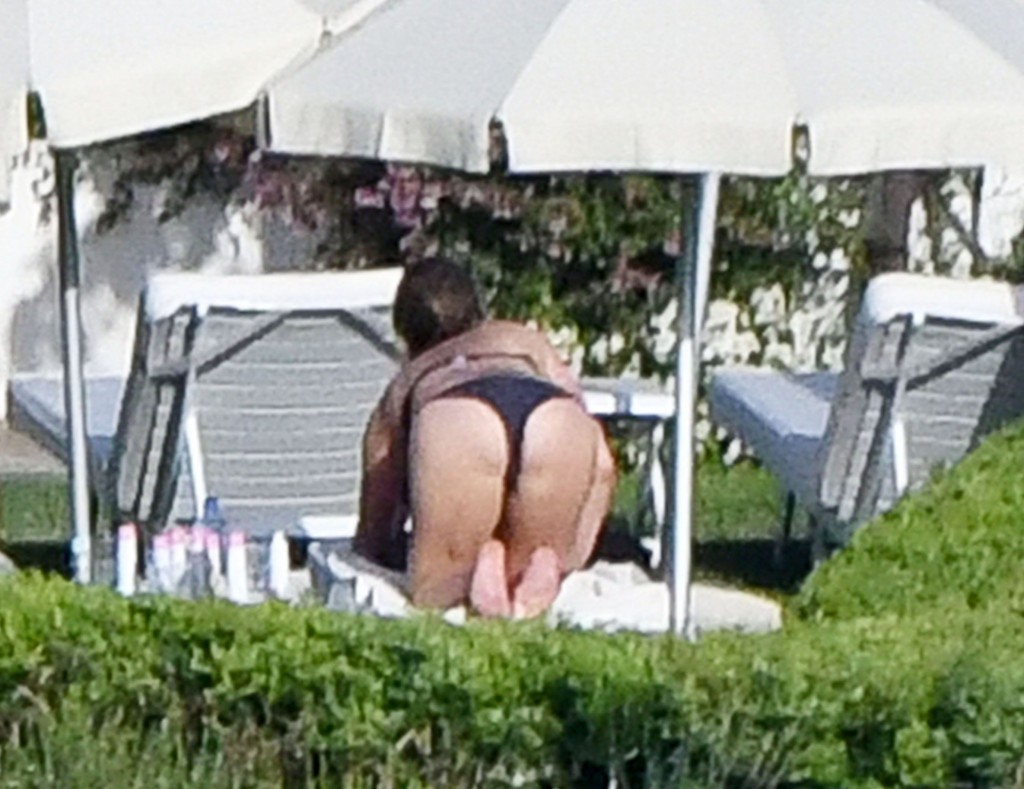 Jennifer Aniston Sexy & Topless 46