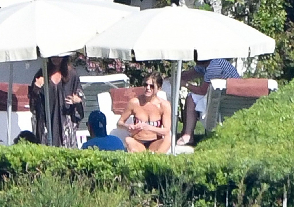Jennifer Aniston Sexy & Topless 49