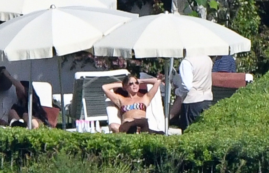 Jennifer Aniston Sexy & Topless 58