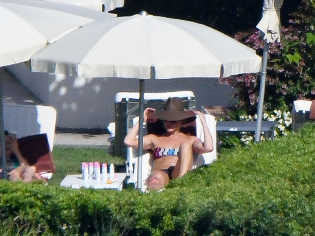 Jennifer Aniston Sexy & Topless 60