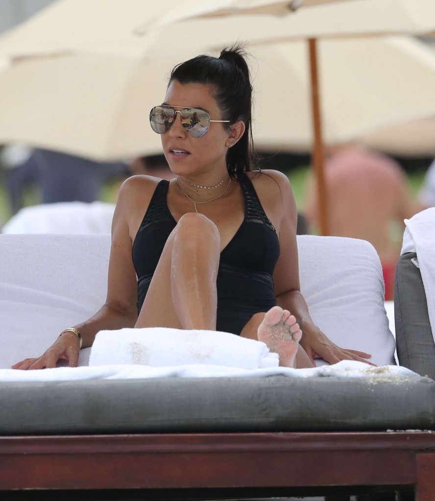 Kourtney Kardashian Sexy 16