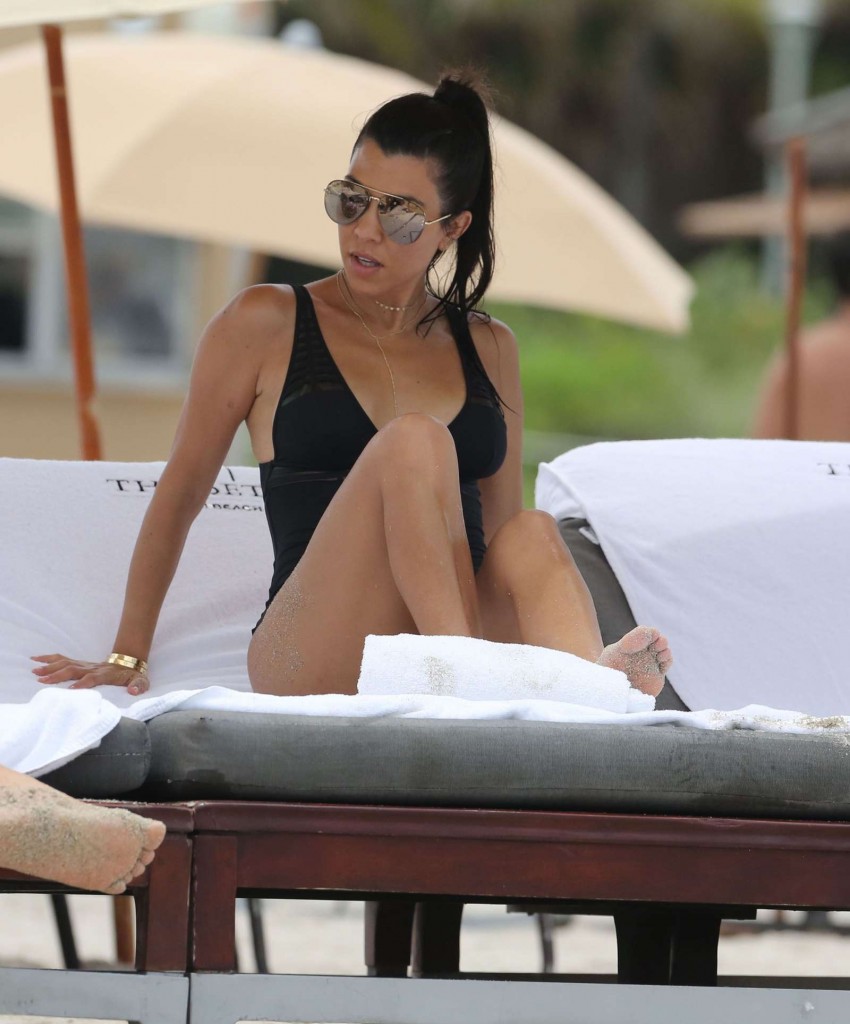 Kourtney Kardashian Sexy 19