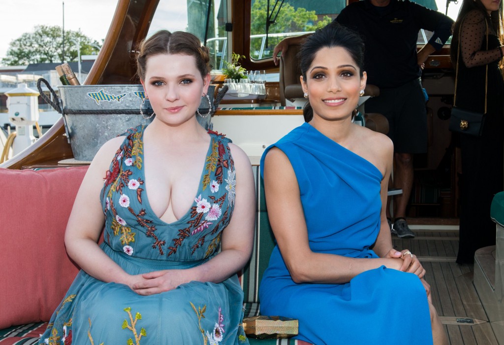 Abigail Breslin Cleavage 13