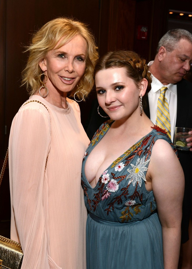 Abigail Breslin Cleavage 2