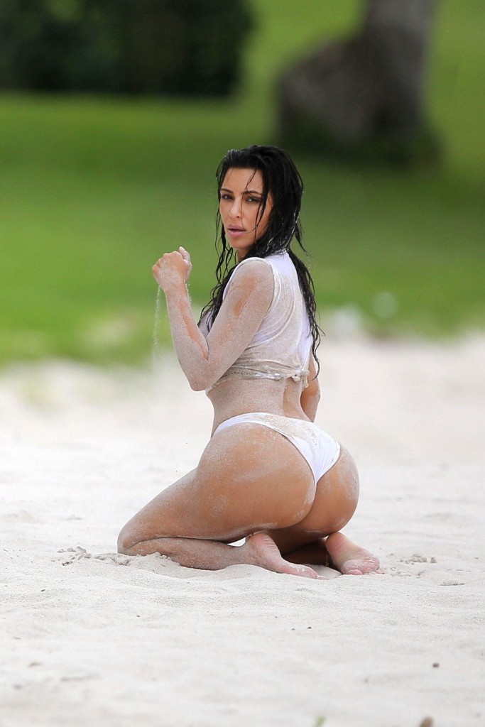 Kim Kardashian Sexy 17