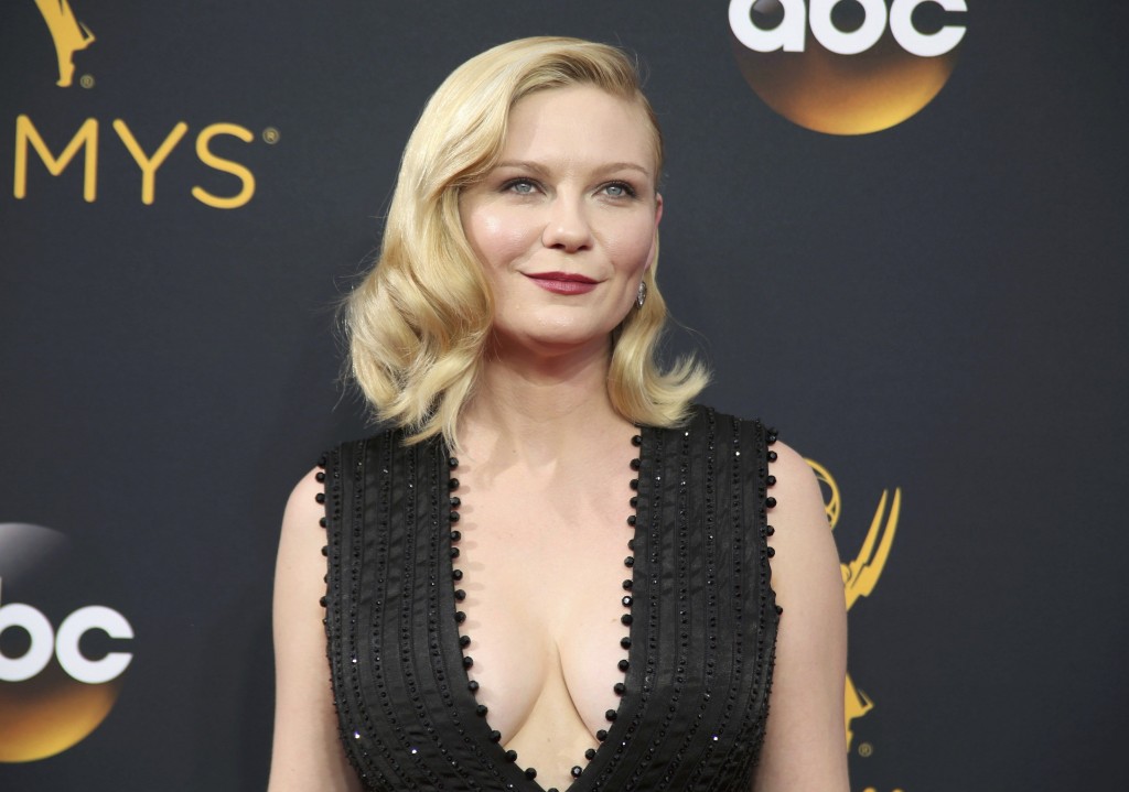 Kirsten Dunst Cleavage 10