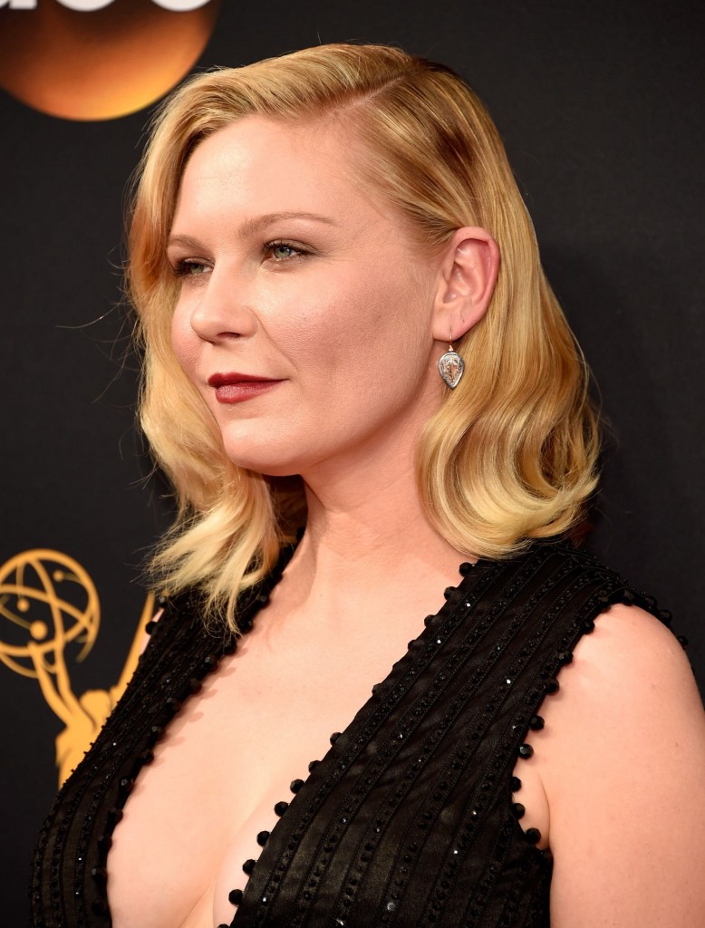 Kirsten Dunst Cleavage 102