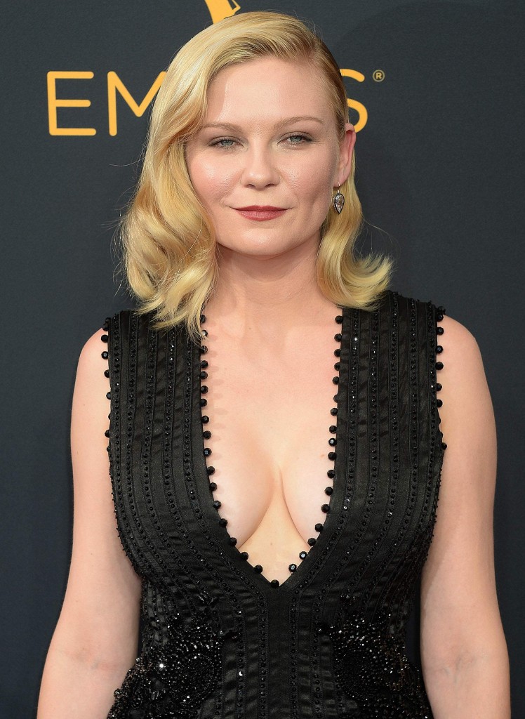 Kirsten Dunst Cleavage 13