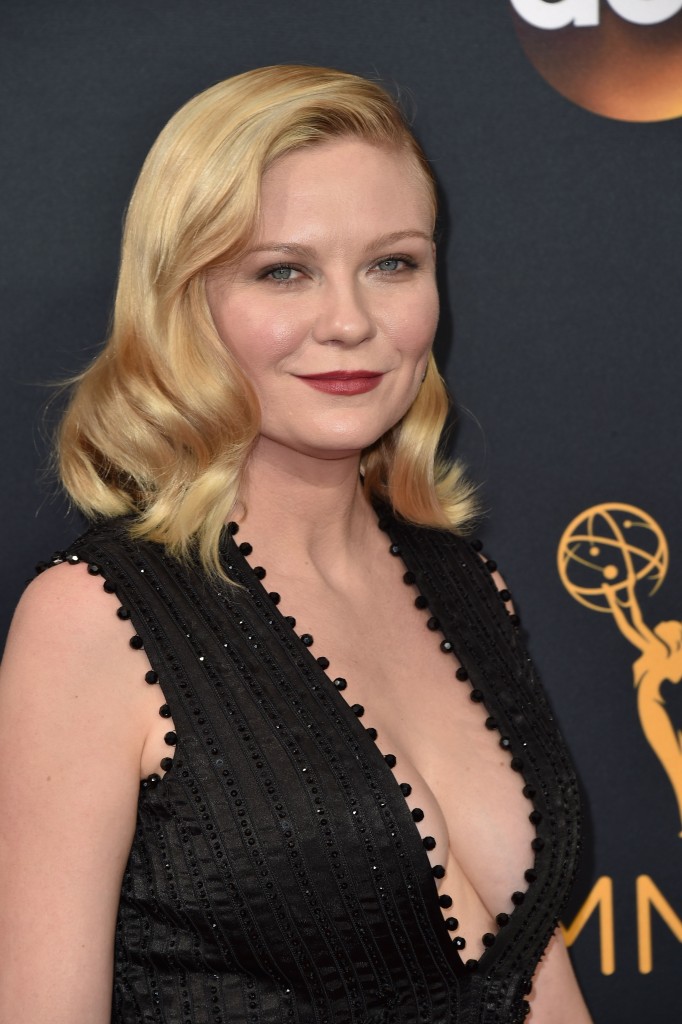 Kirsten Dunst Cleavage 36