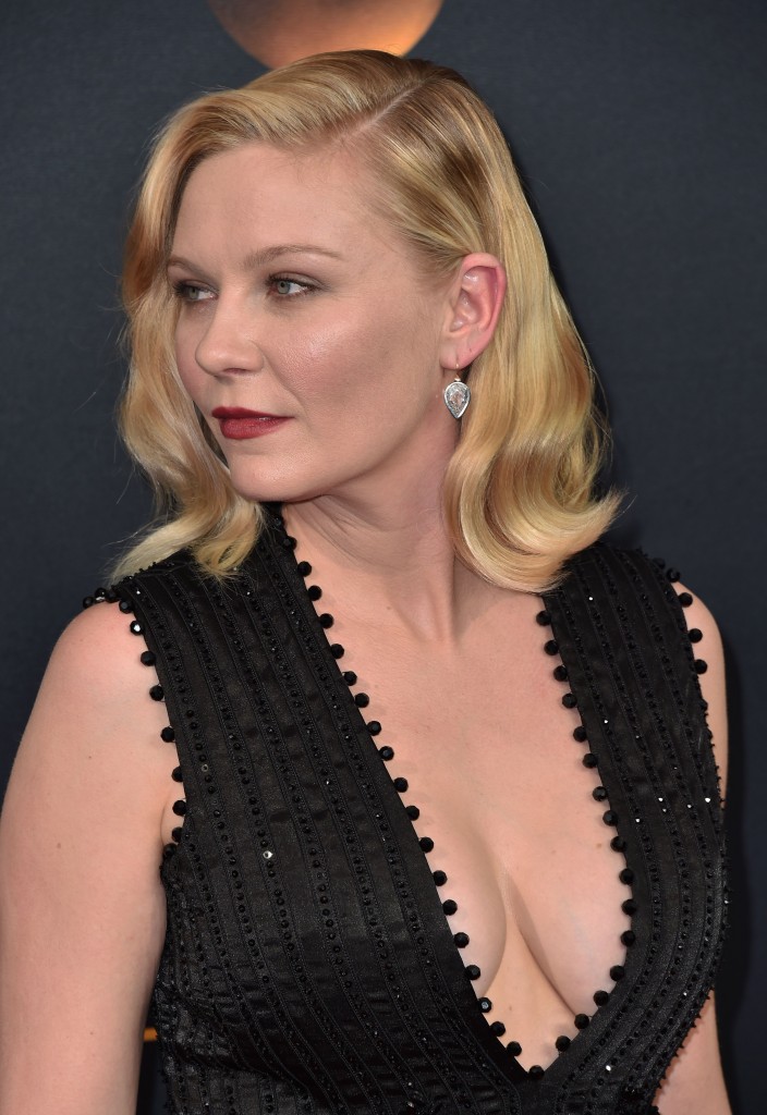 Kirsten Dunst Cleavage 42