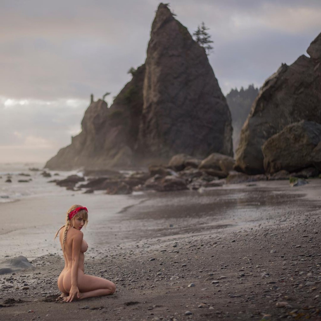 Sara Jean Underwood Topless Naked