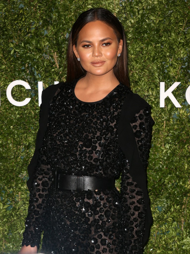 Chrissy Teigen Braless New 27