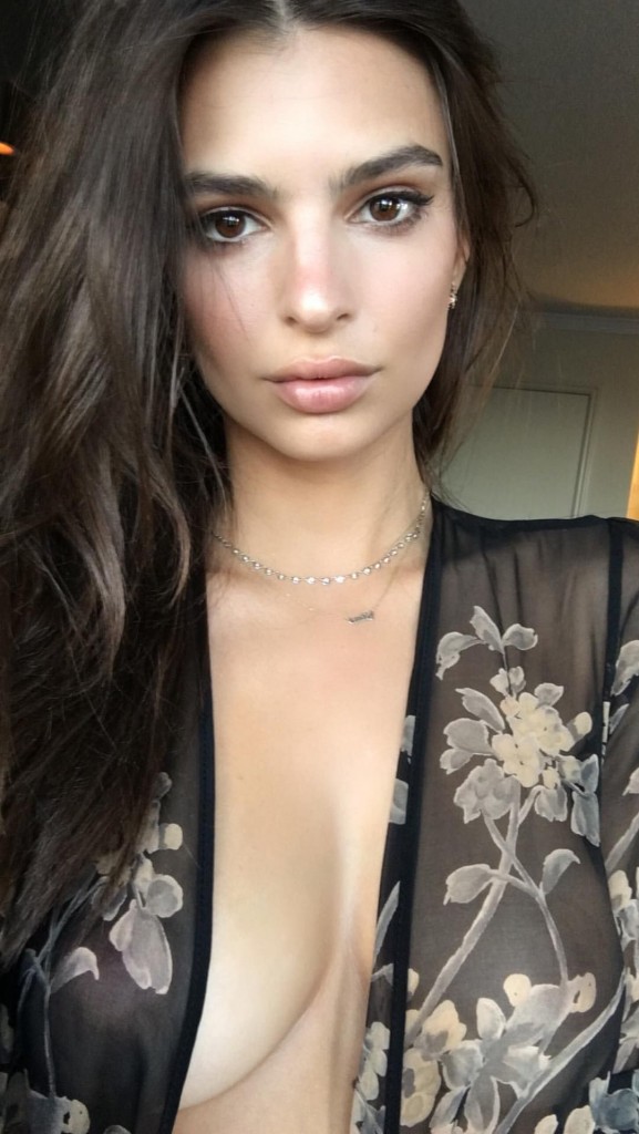 Emily Ratajkowski Sexy 33