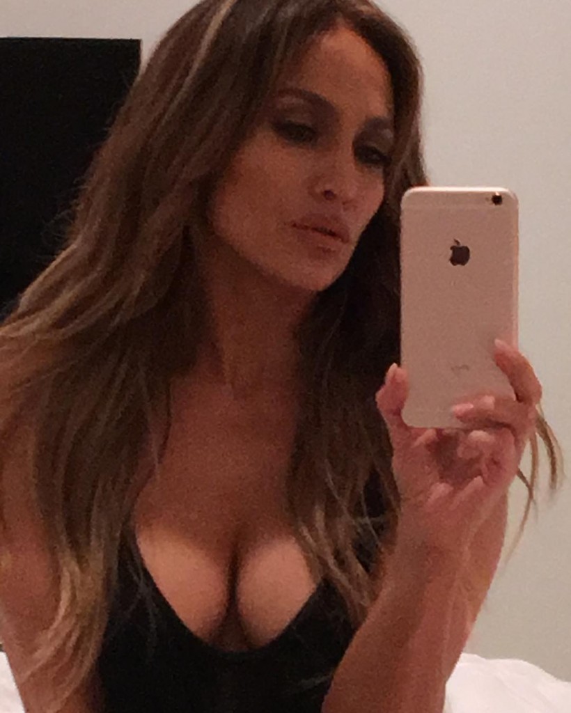 Jennifer Lopez Selfies 1